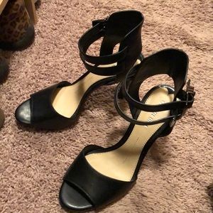 Great Gianni Bibi scrappy heel.